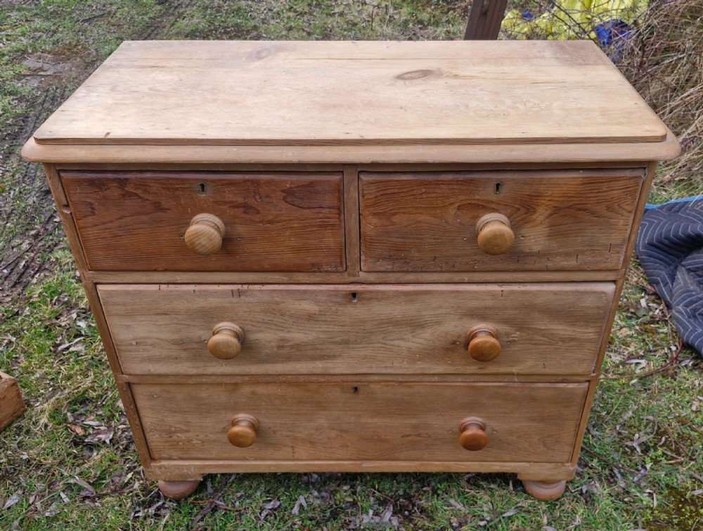 Small Victorian pine chest of drawers. 