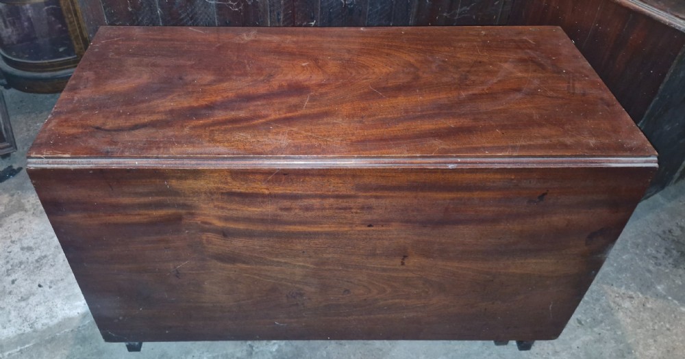 Useful and practical early 19th century mahogany drop flap dining table. 