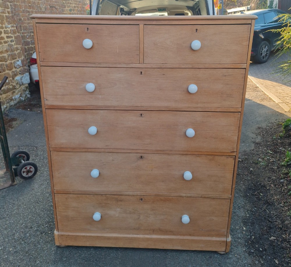 Good sized Victorian pine chest of drawers. 