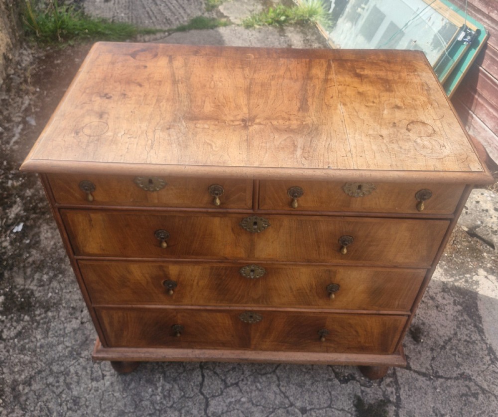 George 2nd 18th century walnut chest of drawers. 