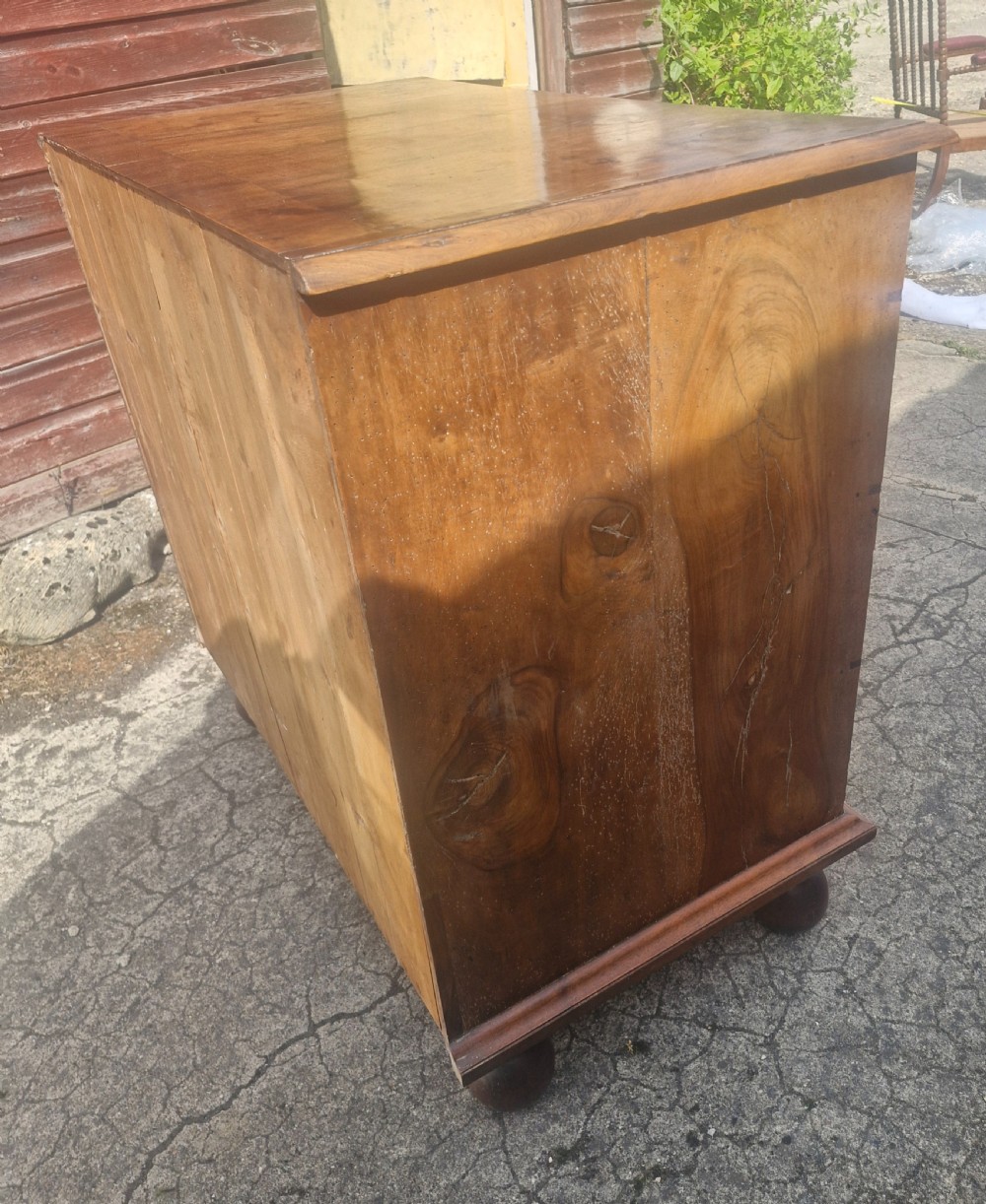 George 2nd 18th century walnut chest of drawers.  View III