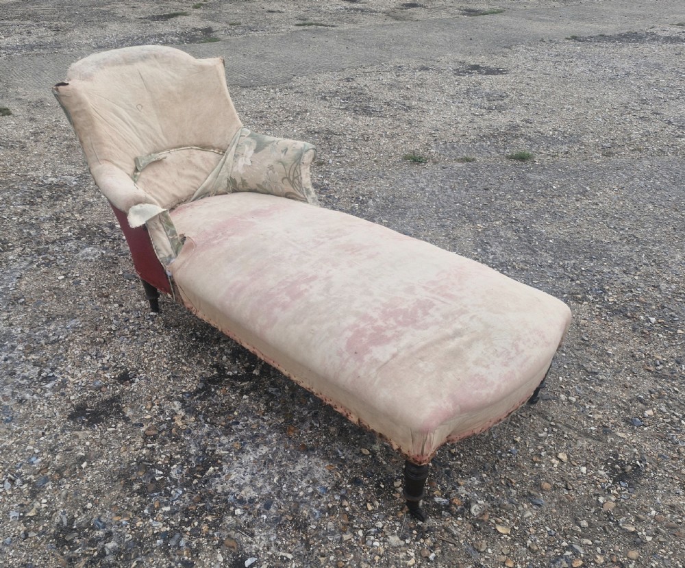 Upholstered French day bed View IV