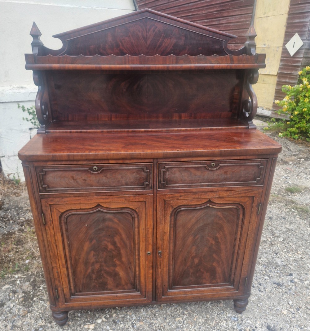 Good quality Regency mahogany side cabinet. 