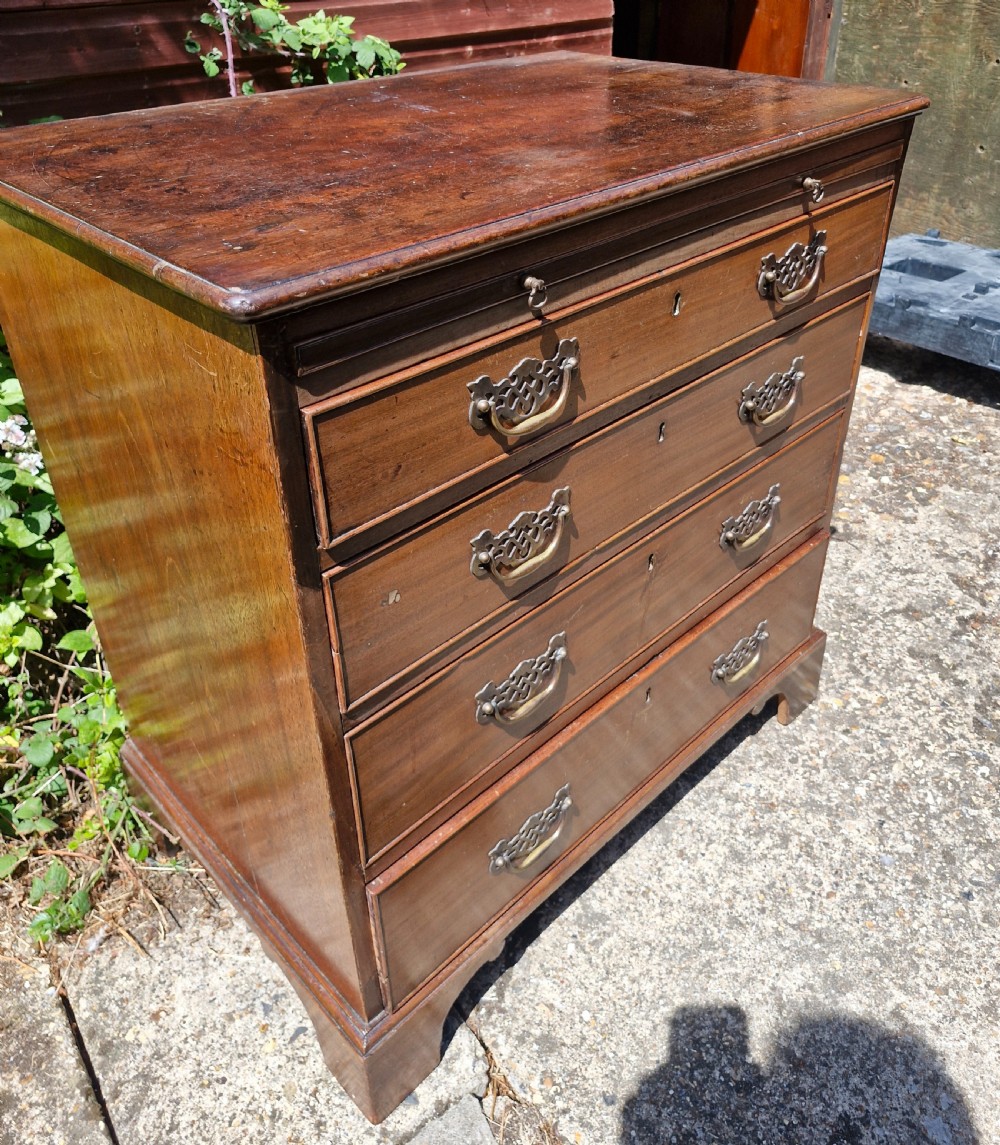 18th century chest of drawers with slide. View III