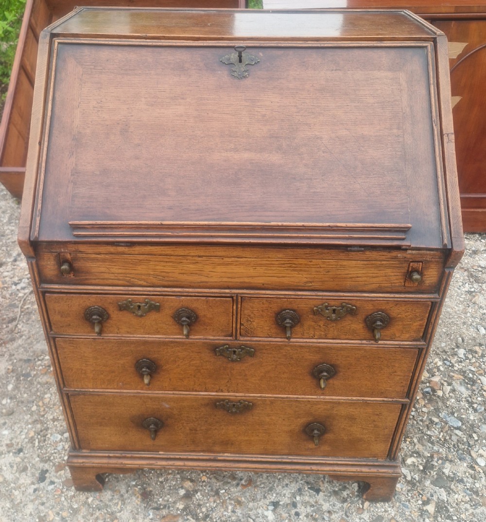 Small oak Queen Anne style bureau. 