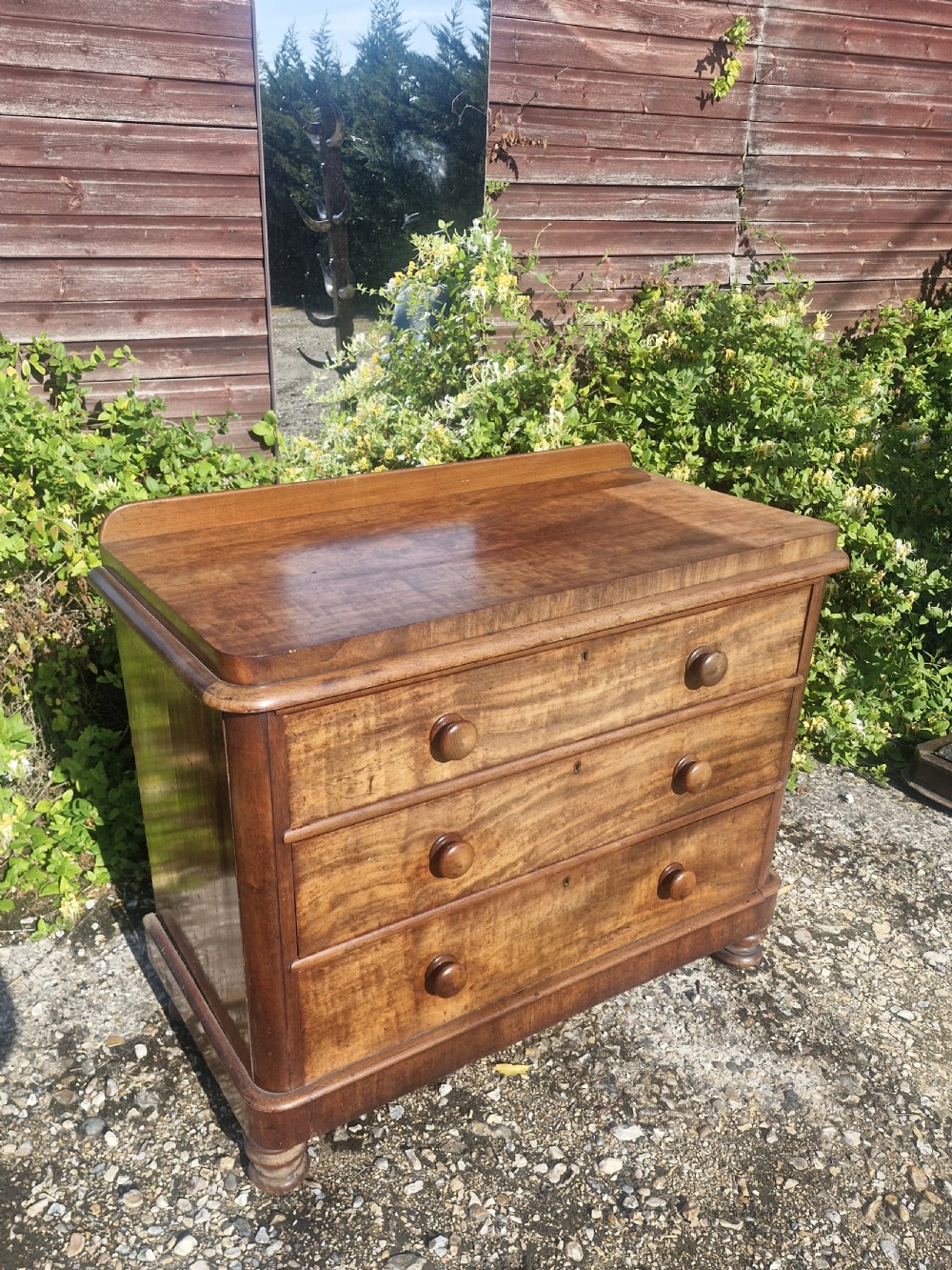 Good Victorian mahogany chest of drawers 