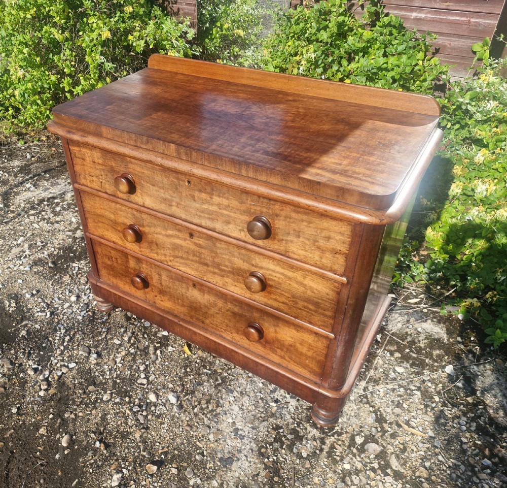 Good Victorian mahogany chest of drawers  View III