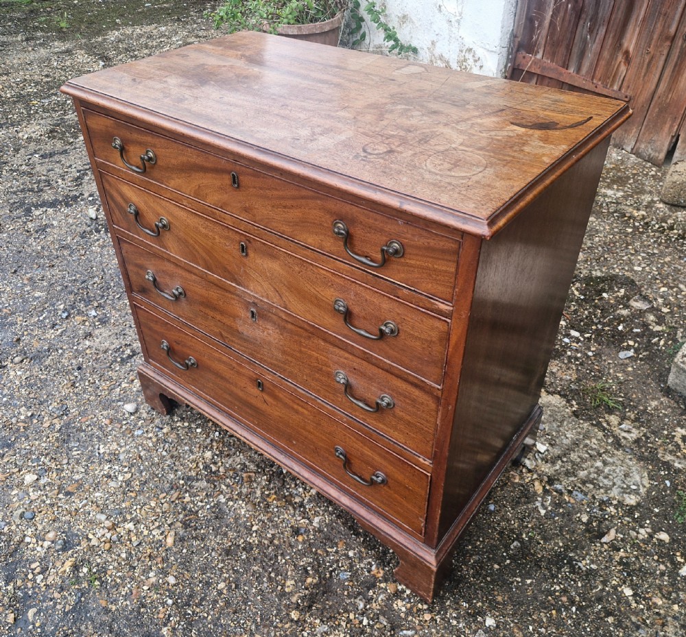 Georgian mahogany chest of 4 drawers. 
