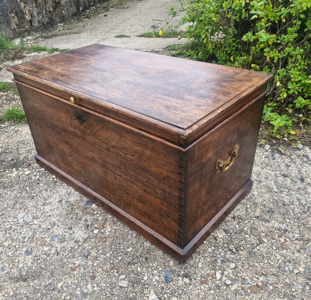 Regency mahogany mahogany trunk.