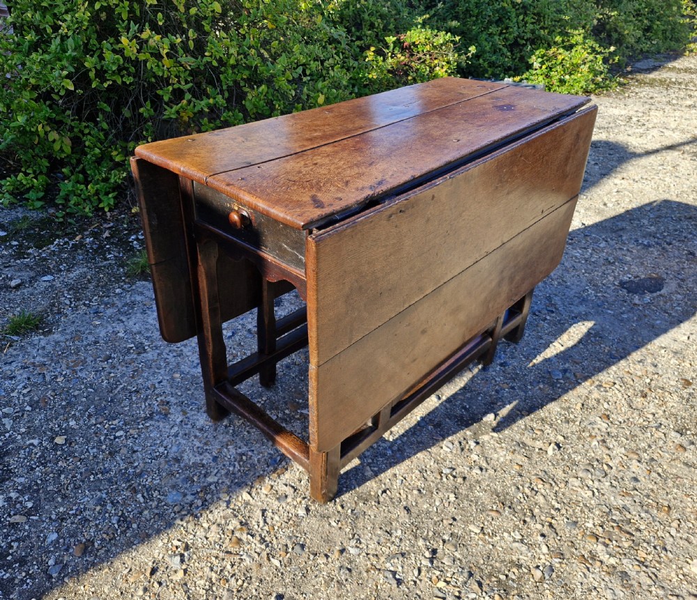 18th century oak Westmoreland Gate Leg kitchen dining table. 