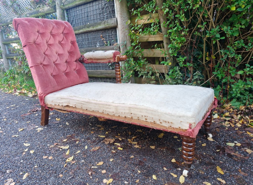 Bobbin framed upholstered day bed.
