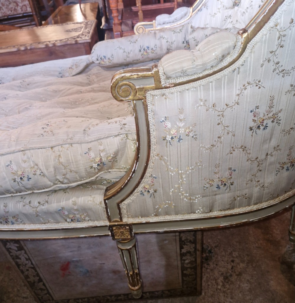 An early 20th-century French style giltwood day bed featuring button-tufted cream floral fabric, fluted tapered legs, and an asymmetrical curved backrest. View XIV