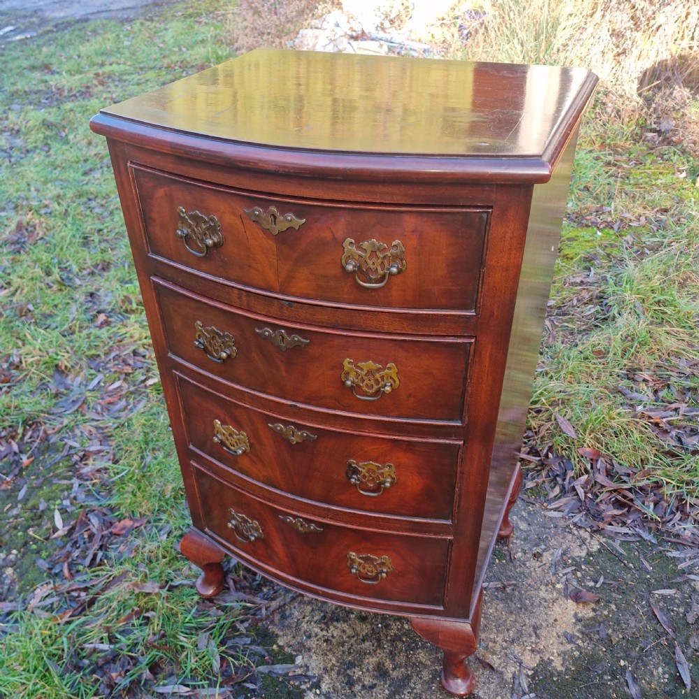 Early 20th century small mahogany chest of drawers. 