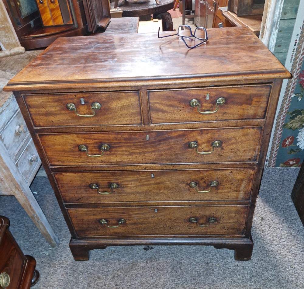 Neat Georgian mahogany chest of drawers of small size.