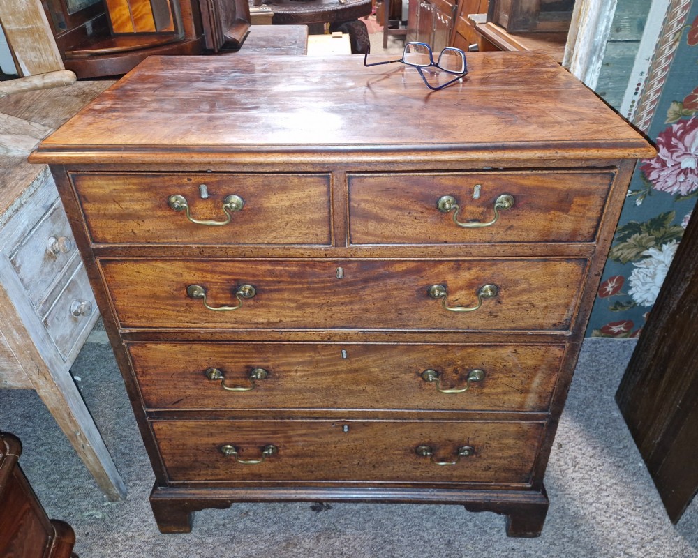 Neat Georgian mahogany chest of drawers of small size. View VII