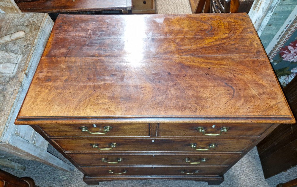 Neat Georgian mahogany chest of drawers of small size. View VIII