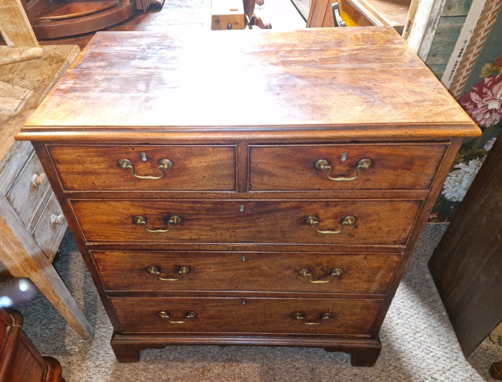 Neat Georgian mahogany chest of drawers of small size. View IX