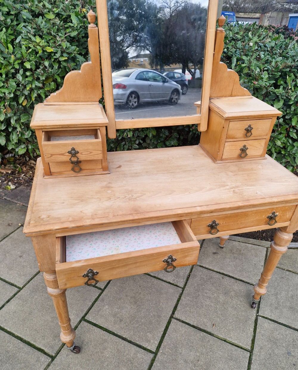 Victorian pine dressing table.  View II