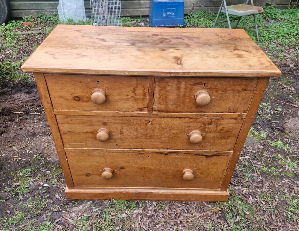 Small Victorian pine chest of drawers. 