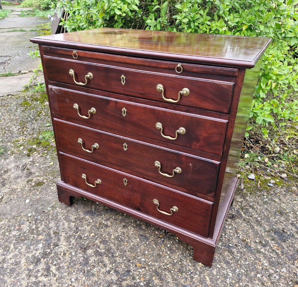 An 18th-century Georgian mahogany chest of drawers featuring four graduated drawers with brass swan-neck handles, a pull-out brushing slide, and bracket feet.