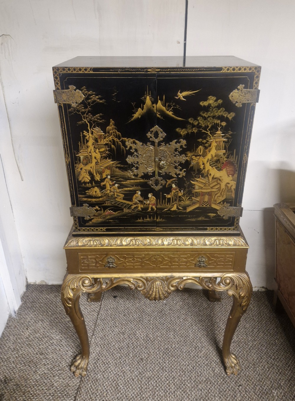 Good quality lacquered 2 door cabinet on stand. 