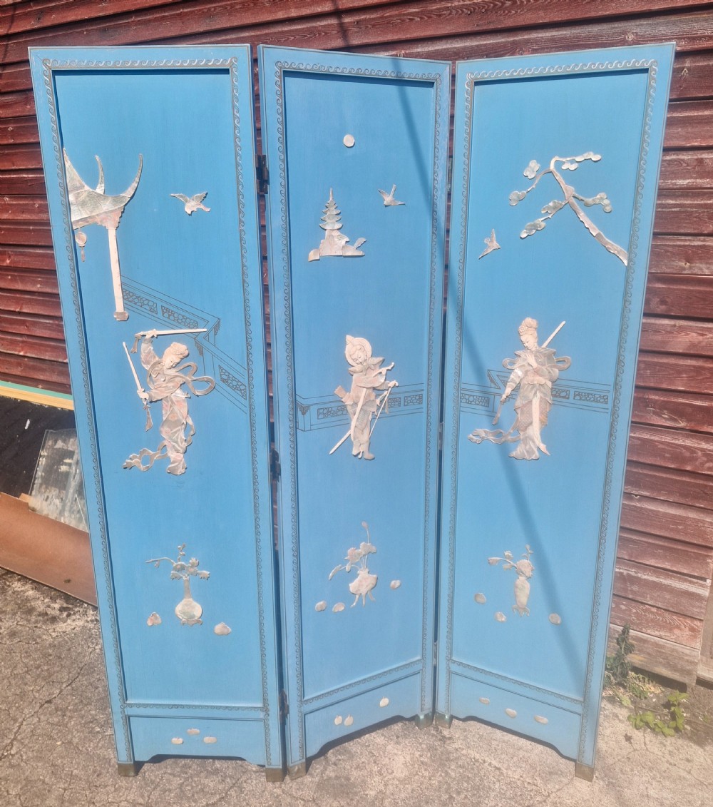A painted blue three-panel folding screen decorated with mother-of-pearl inlaid figures, pagodas, birds, and botanical motifs. View VI