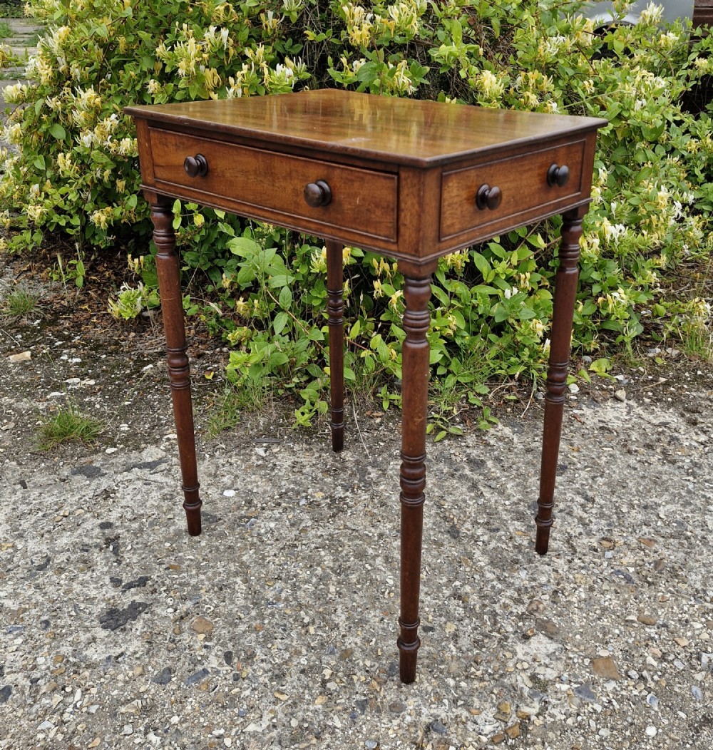 Elegant Regency mahogany free standing occasional table.