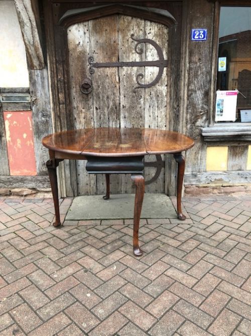 Early 18th Century Yew Wood Gateleg Table