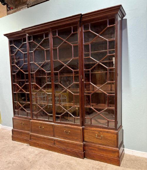 18TH C MAHOGANY BREAKFRONT BOOKCASE - ADDITIONAL PHOTO 2