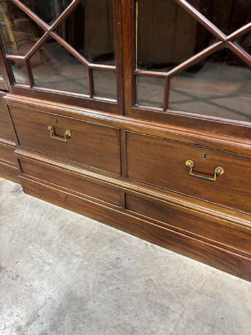 18TH C MAHOGANY BREAKFRONT BOOKCASE - ADDITIONAL PHOTO 3