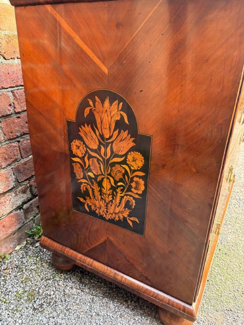 17TH CENTURY FLORAL MARQUETRY CHEST OF DRAWERS - ADDITIONAL PHOTO 3