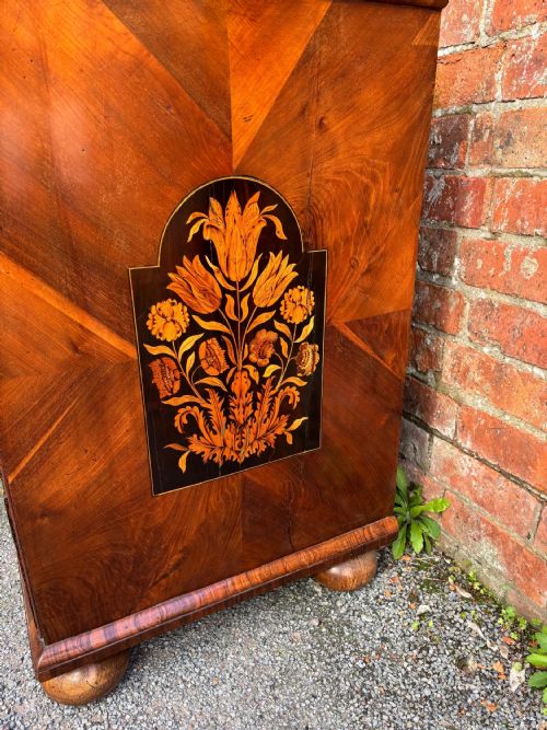 17TH CENTURY FLORAL MARQUETRY CHEST OF DRAWERS - ADDITIONAL PHOTO 4