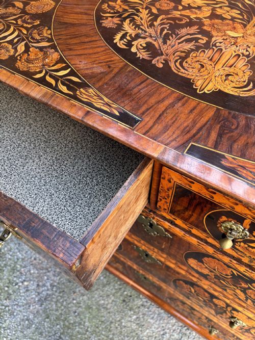 17TH CENTURY FLORAL MARQUETRY CHEST OF DRAWERS - ADDITIONAL PHOTO 7