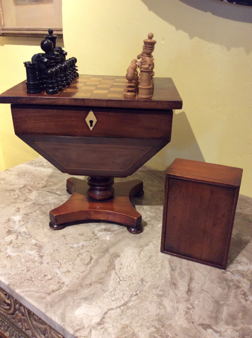 19thC Mahogany, rosewood and maple chess set