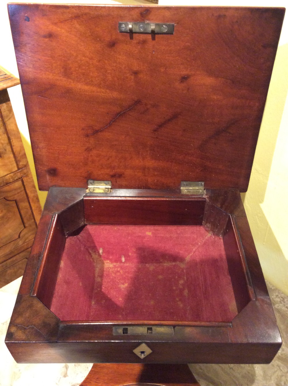 19thC Mahogany, rosewood and maple chess set View V