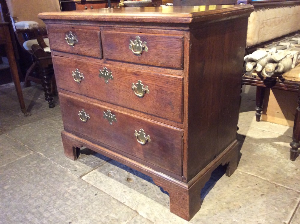 18thC small Oak chest of drawers on bracket feet View IV