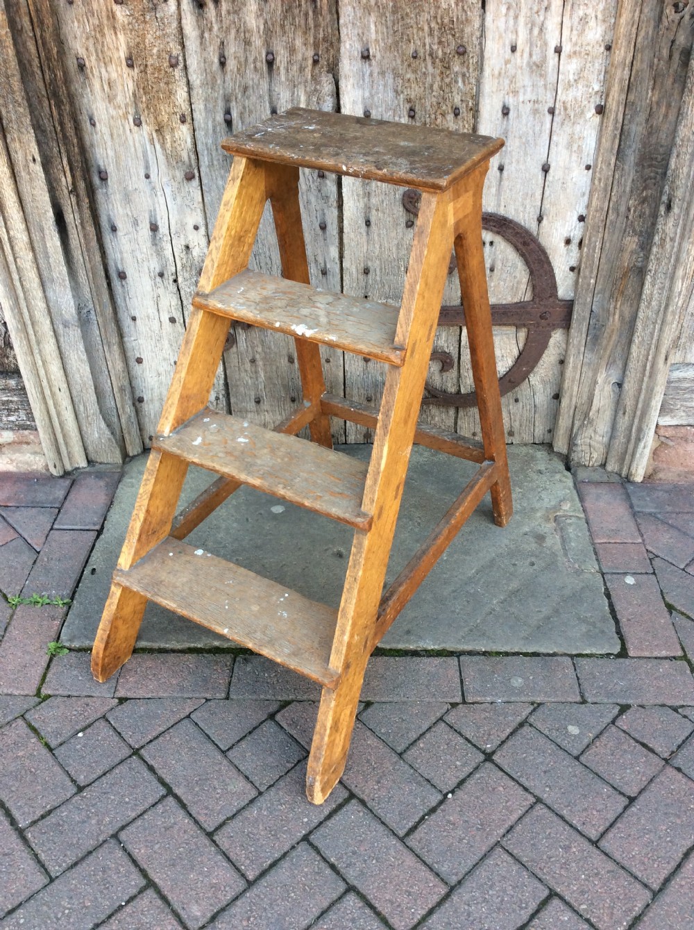 A set of oak library steps