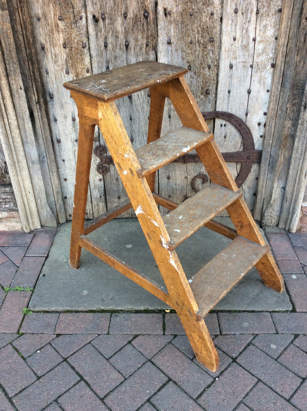 A set of oak library steps View V