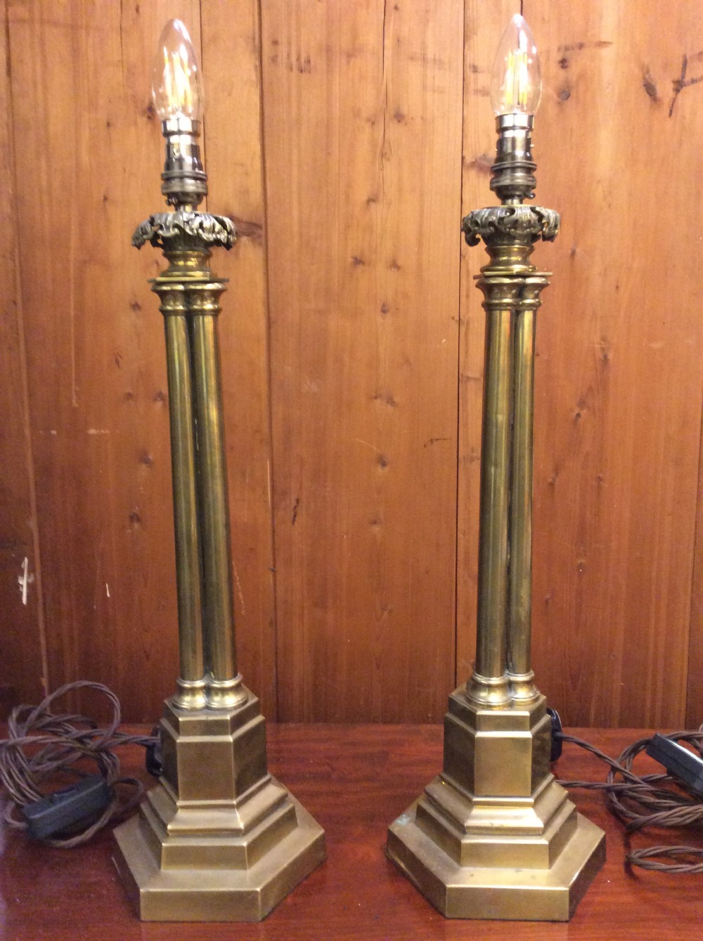 A pair of 19thC cluster column brass lamps