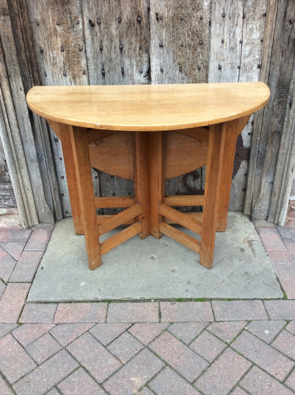 An early 20thC Arts & Craft light oak gateleg table