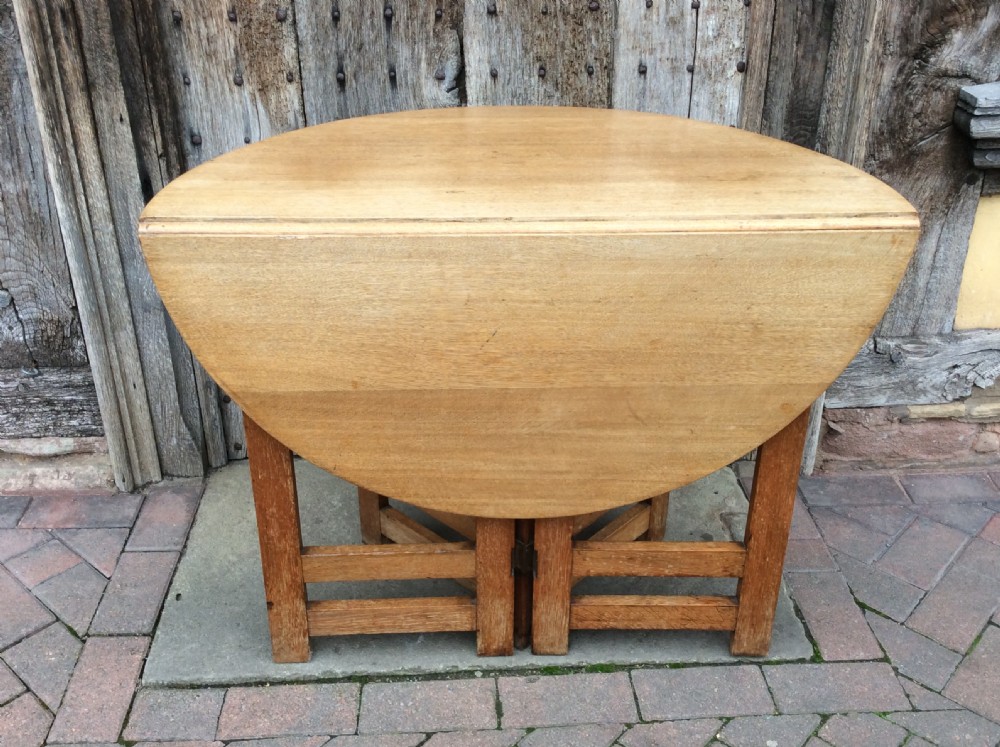 An early 20thC Arts & Craft light oak gateleg table View VI