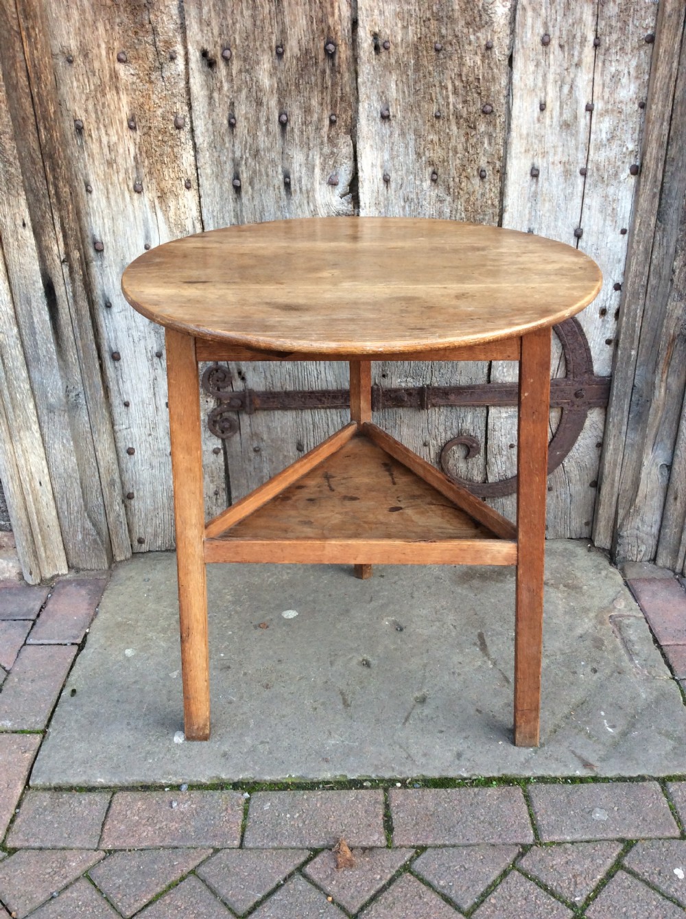 An early 20thC oak cricket table