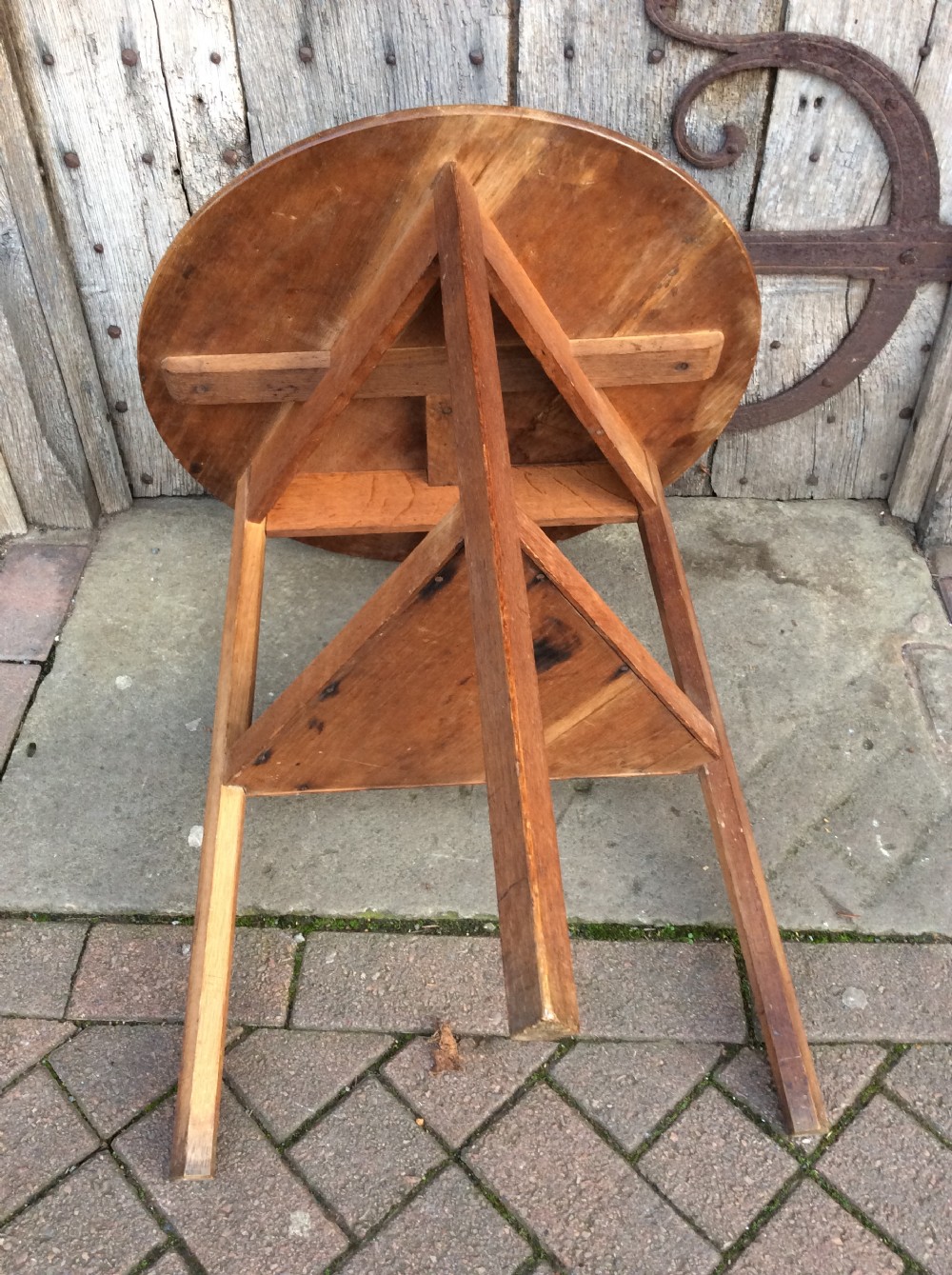 An early 20thC oak cricket table View V