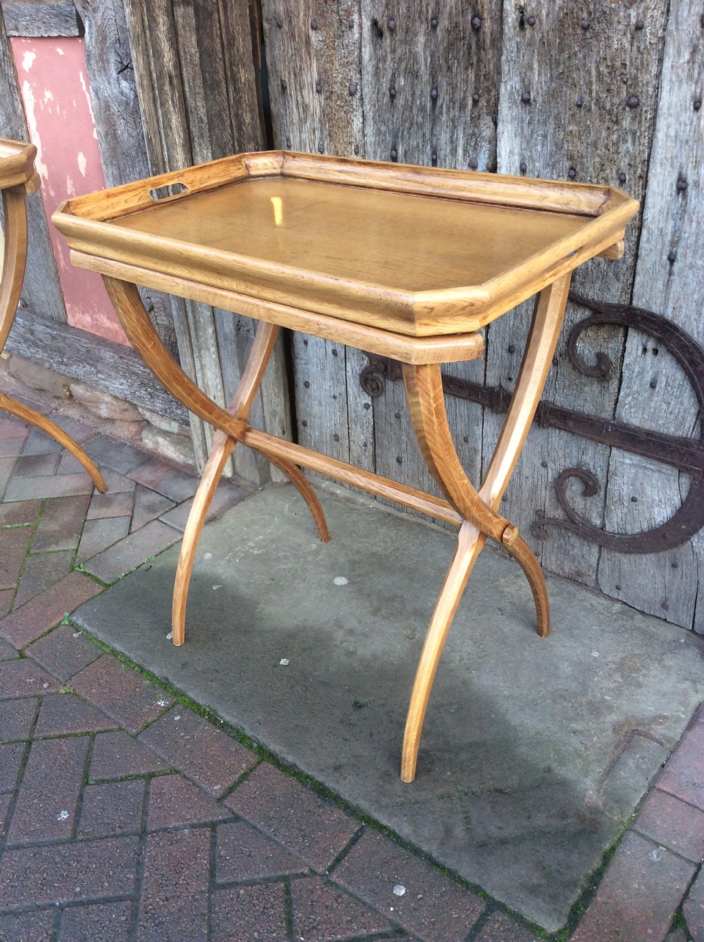 An early 20thC  light oak buttler’s tray with its stand View IV
