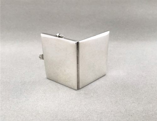 fig 1. A superb Victorian silver travelling photo frame