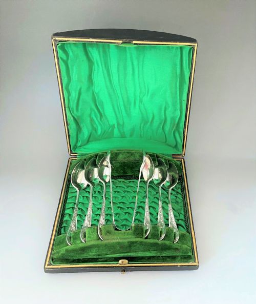 A Lovely Edwardian Boxed Set of 6 Teaspoons and Matching Tongs