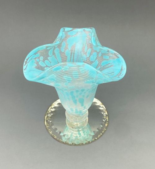 AN ATTRACTIVE VICTORIAN GLASS POSY VASE - ADDITIONAL PHOTO 1