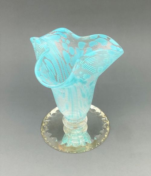AN ATTRACTIVE VICTORIAN GLASS POSY VASE - ADDITIONAL PHOTO 2