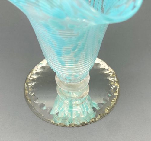 AN ATTRACTIVE VICTORIAN GLASS POSY VASE - ADDITIONAL PHOTO 3