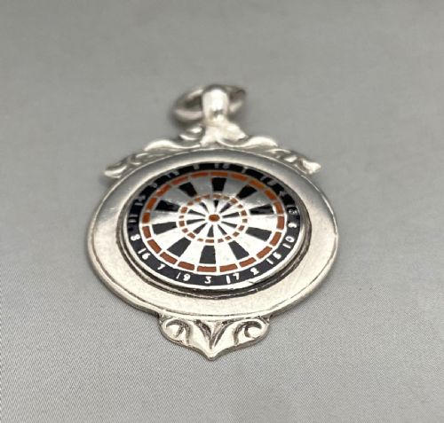 A RARE SILVER ENAMEL NOVELTY 'DARTS BOARD' WATCH FOB - ADDITIONAL PHOTO 1